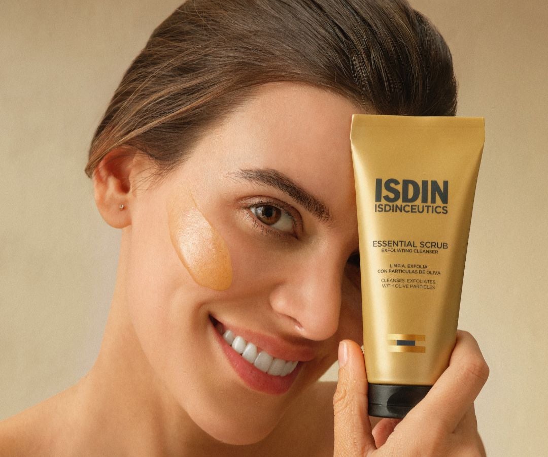 Essential Scrub es un gel que limpia y exfolia la piel.