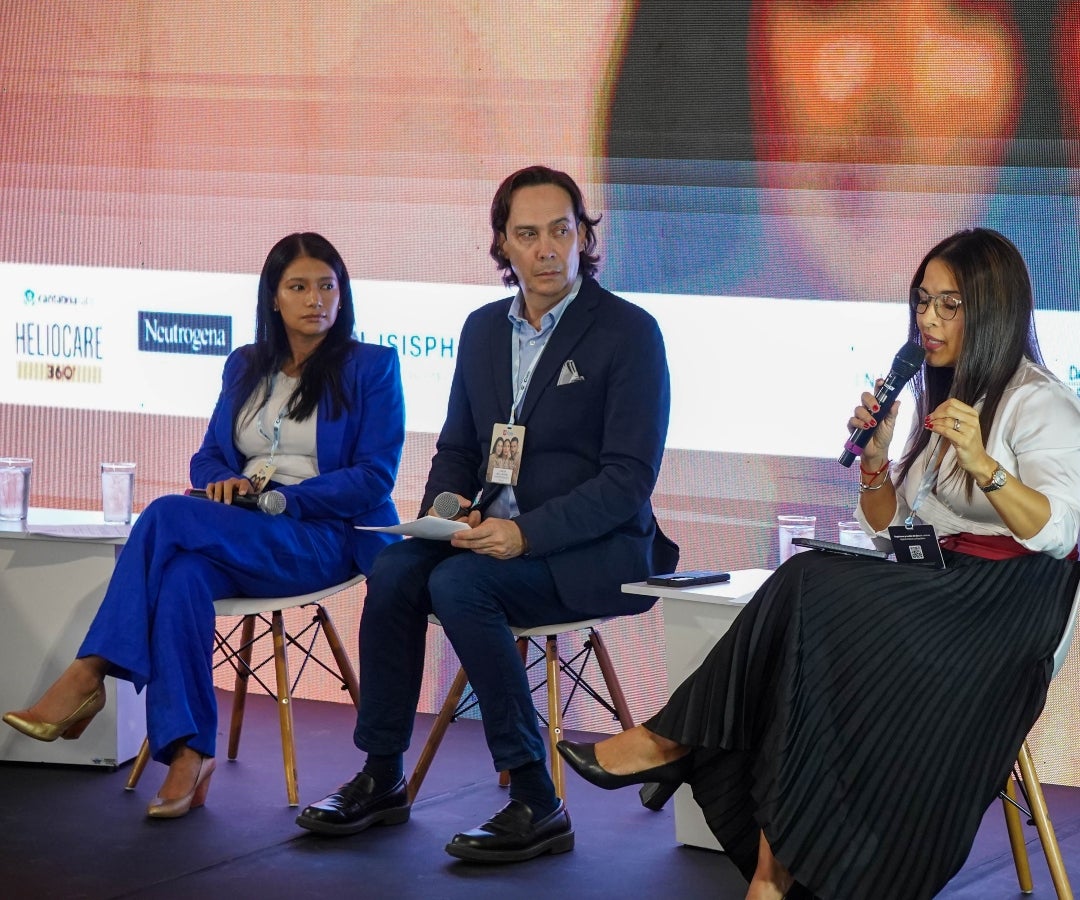 Jaqueline Cifuentes, presidenta de Asocolderma; Carlos de La Roche, dermatólogo; y Claudia Osorio, médica e investigadora Proesa de la Universidad Icesi.