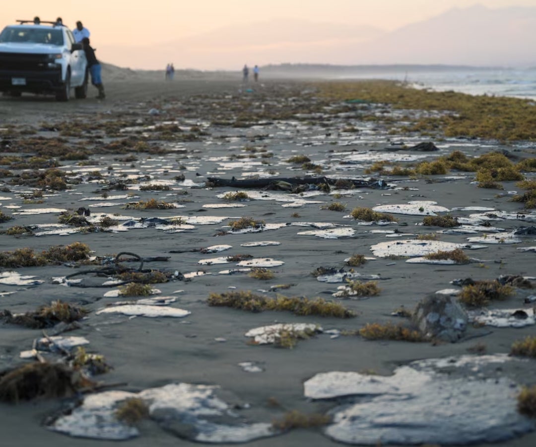 Habitantes de poblados costeros en México luchan contra derrame de crudo en sus playas