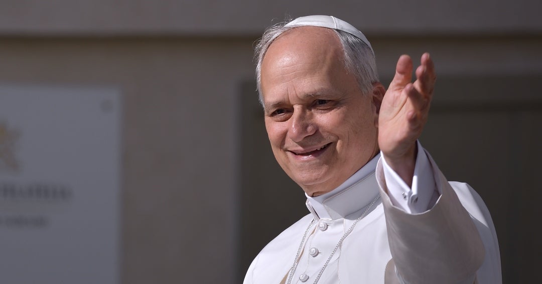 Al lavar los pies de los sacerdotes, papa León insta a los católicos a ayudar a los oprimidos