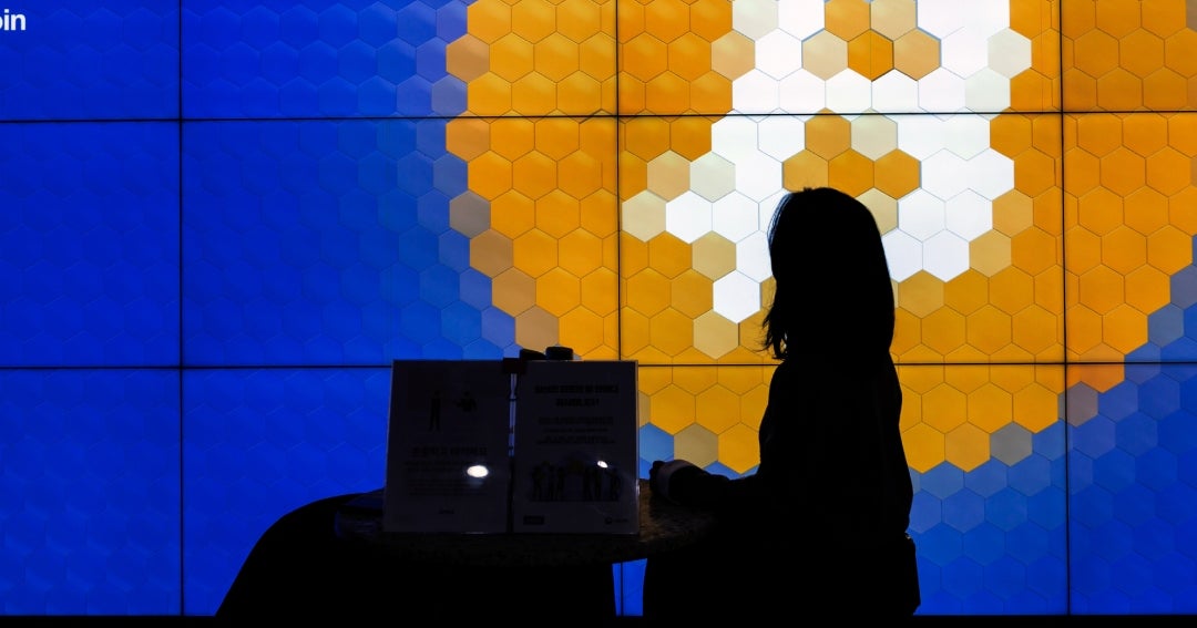 Bitcoin sube en ruptura con las acciones mientras guerra con Irán impulsa el petróleo al alza