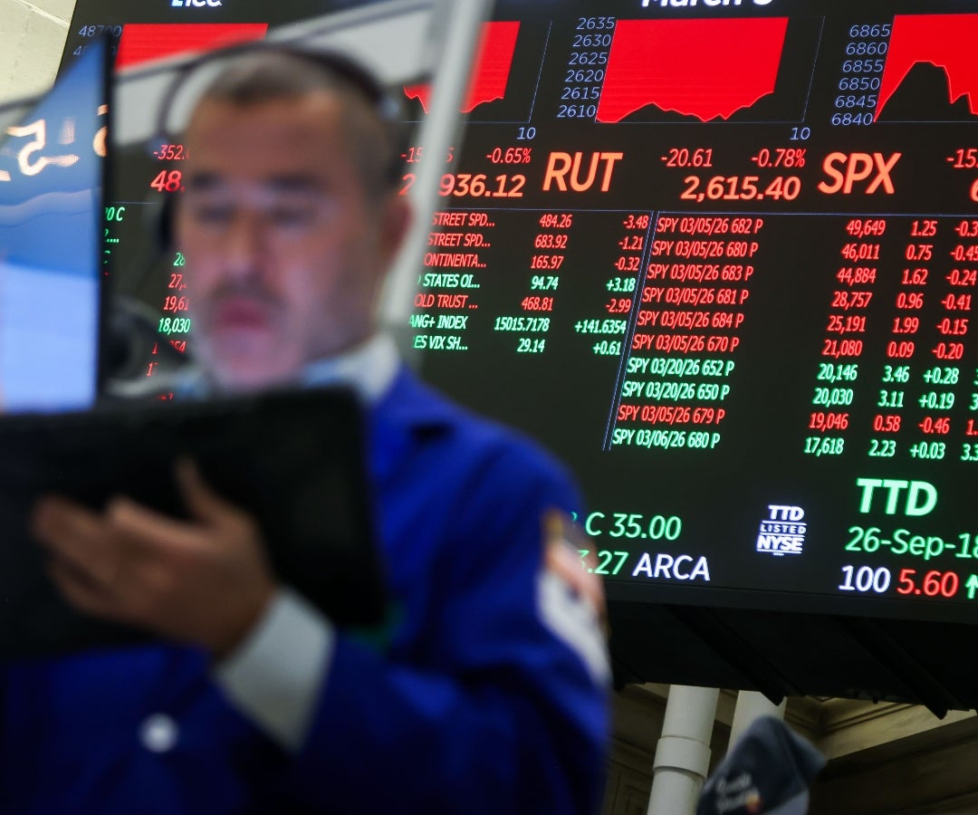 Las acciones y los bonos caen a nivel mundial mientras el petróleo supera los US$100