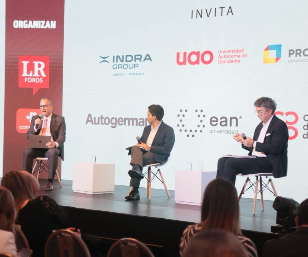 Diego Hernández Lozada, rector de la Universidad Autónoma de Occidente; Santiago Ángel, subdirector de noticias de RCN y moderador del panel; y John Rengifo, director de Extensión, Consultoría y Educación Continua de la Universidad EAN