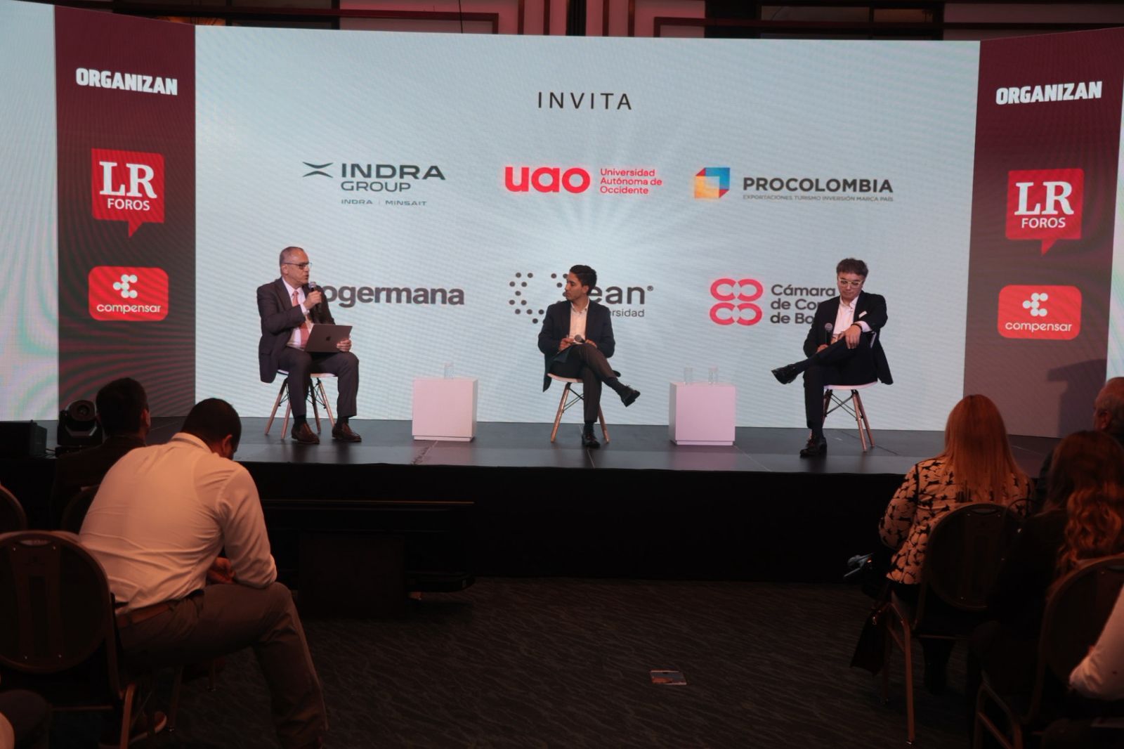 Diego Hernández Lozada, rector de la Universidad Autónoma de Occidente; Santiago Ángel, subdirector de noticias de RCN y moderador del panel; y John Rengifo, director de Extensión, Consultoría y Educación Continua de la Universidad EAN.