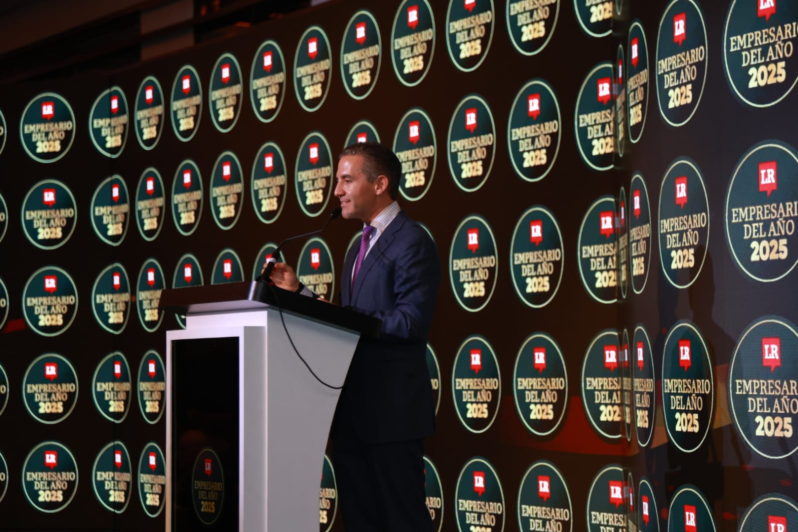 David Vélez Osorno, CEO de Nu Holdings LTD, en su discurso tras recibir el premio al Empresario del Año. Foto: Pierre Ancines/LR