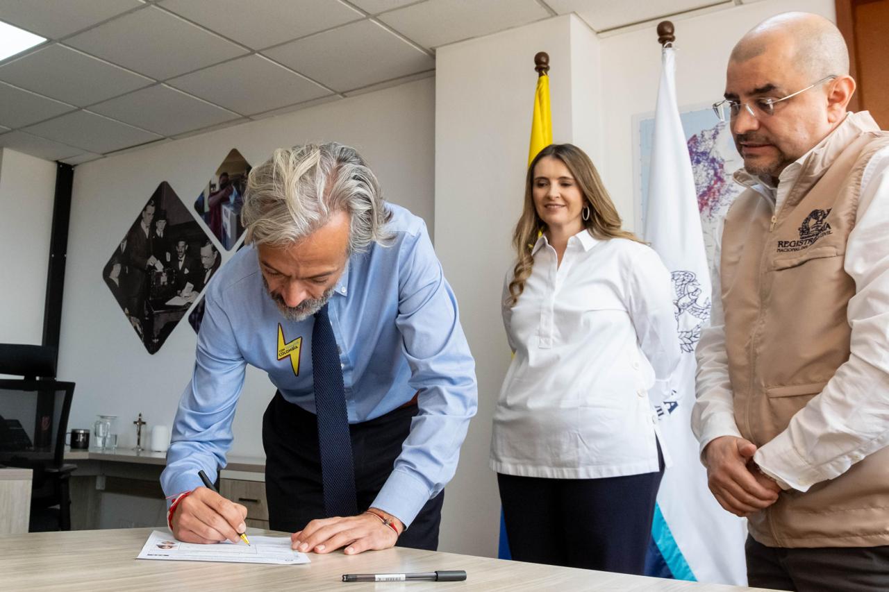 Paloma Valencia se inscribió en la Registraduría como candidata presidencial 