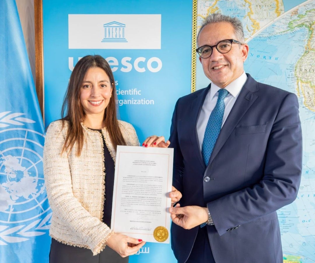 Laura Guillén, embajadora en la Unesco de Colombia y Khaled El-Enany, director general de la Unesco, con la distinción sobre Medellín