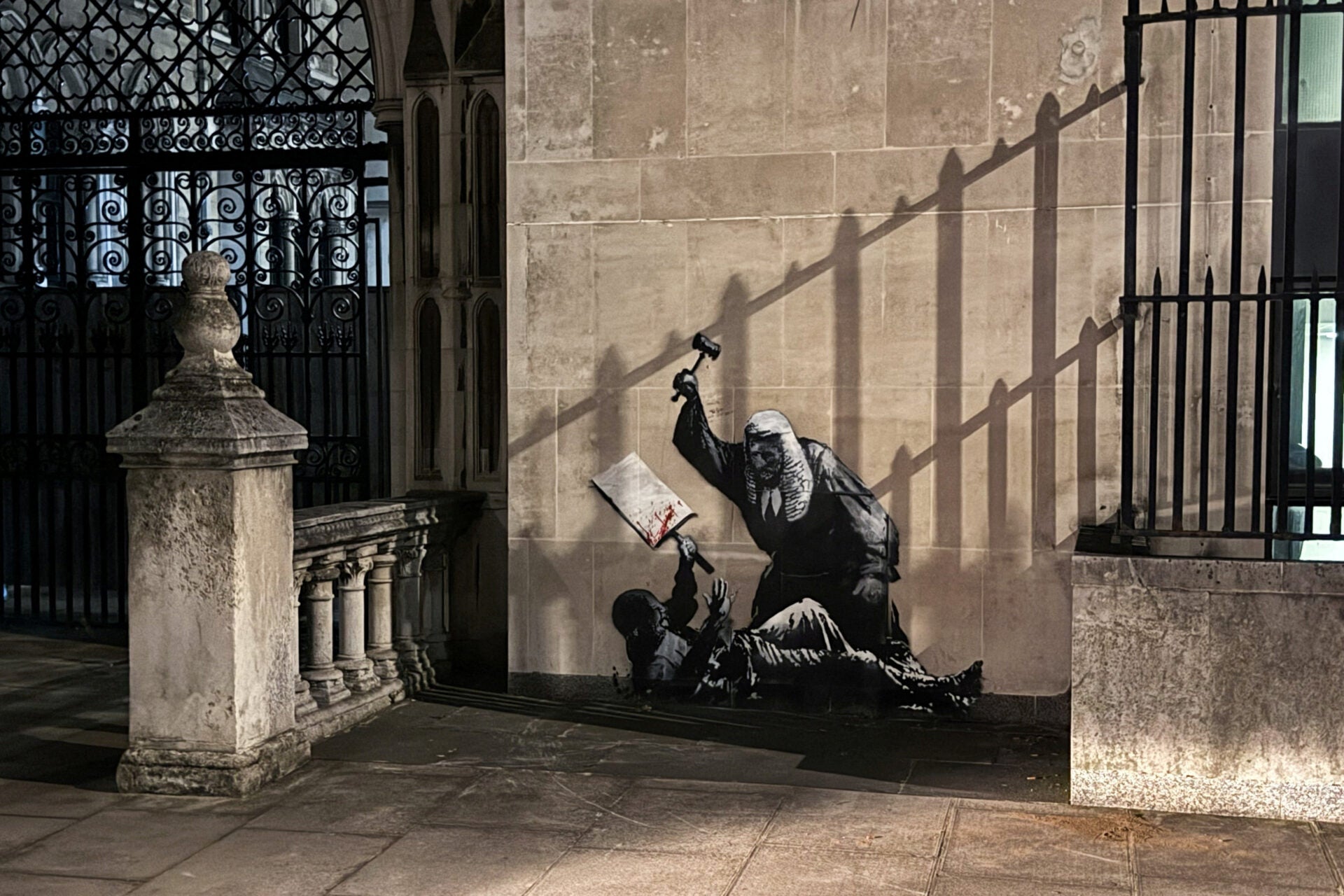  Vista del nuevo mural del artista anónimo Banksy en los Tribunales Reales de Justicia de Londres, Gran Bretaña, 8 de septiembre de 2025