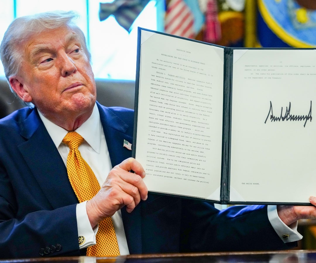 Trump firma una orden para poner en marcha el grupo de trabajo antifraude liderado por Vance