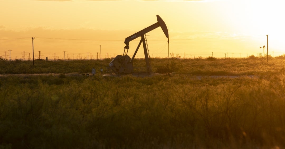 Petróleo sube mientras operadores se preparan para una guerra más larga en Oriente