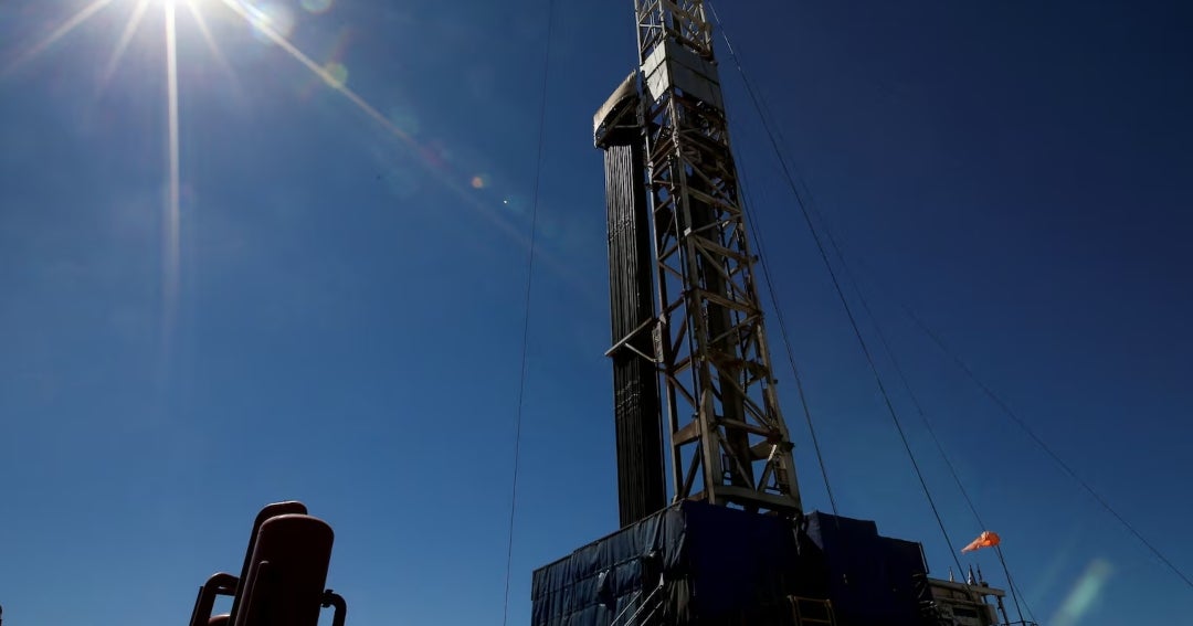 Gobierno ajusta normativa para contener los combustibles ante precios del petróleo