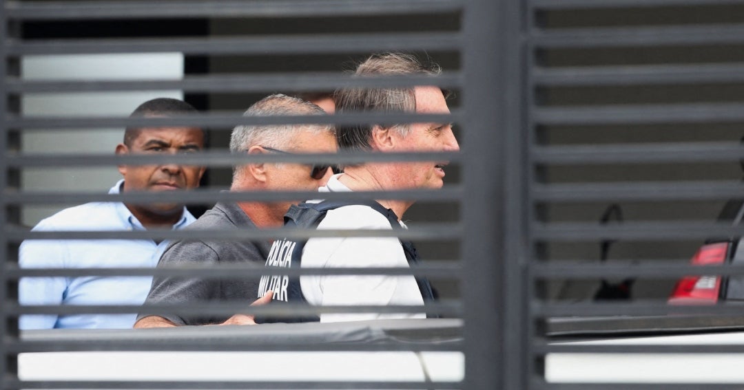 Expresidente Bolsonaro recibió alta hospitalaria y fue puesto bajo arresto domiciliario