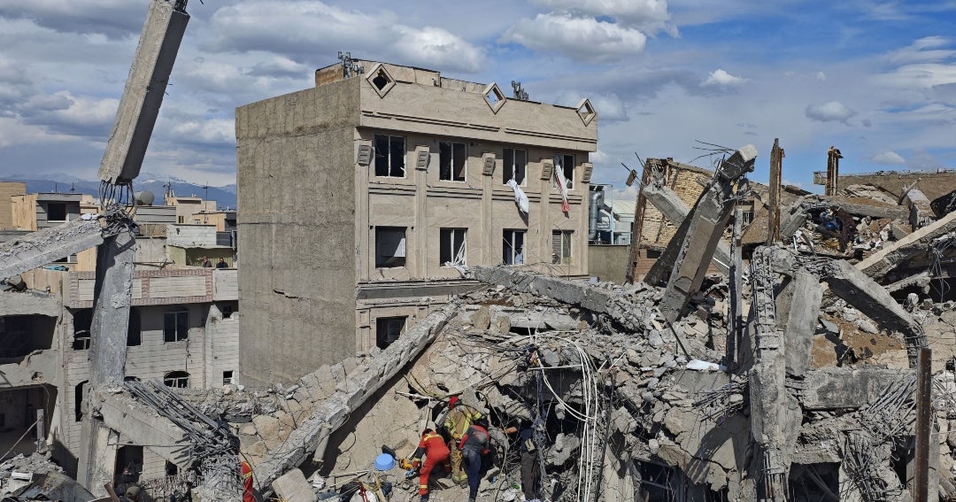 EE.UU. e Israel atacan instalaciones nucleares de Irán mientras Teherán ataca el Golfo