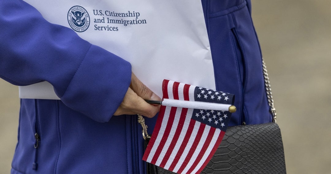 EE.UU. reanuda solicitudes de asilo suspendidas tras tiroteo de la Guardia Nacional