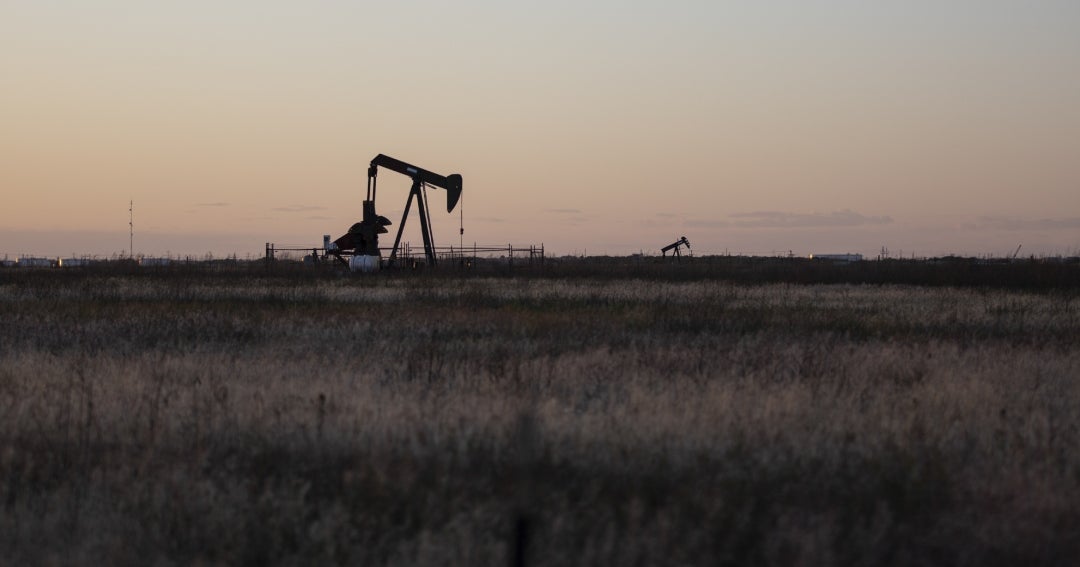 El petróleo se recupera en una sesión volátil antes del discurso de Trump sobre Irán