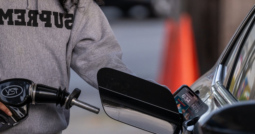 Precio de gasolina en EE.UU. supera US$4 dólares por alza en costos del combustible