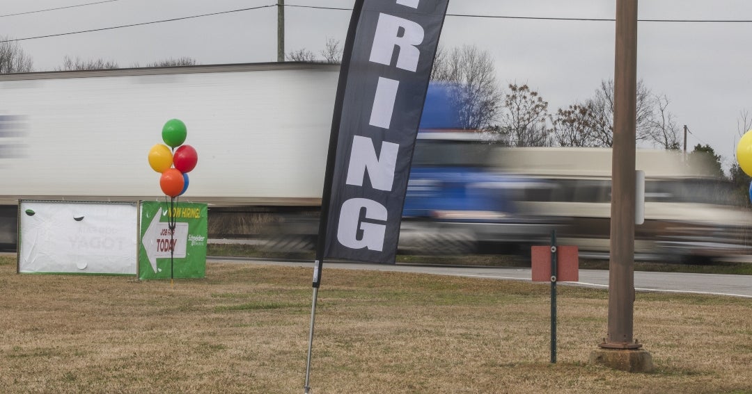 Ofertas de empleo disminuyeron en febrero y contratación se ralentizó notablemente.