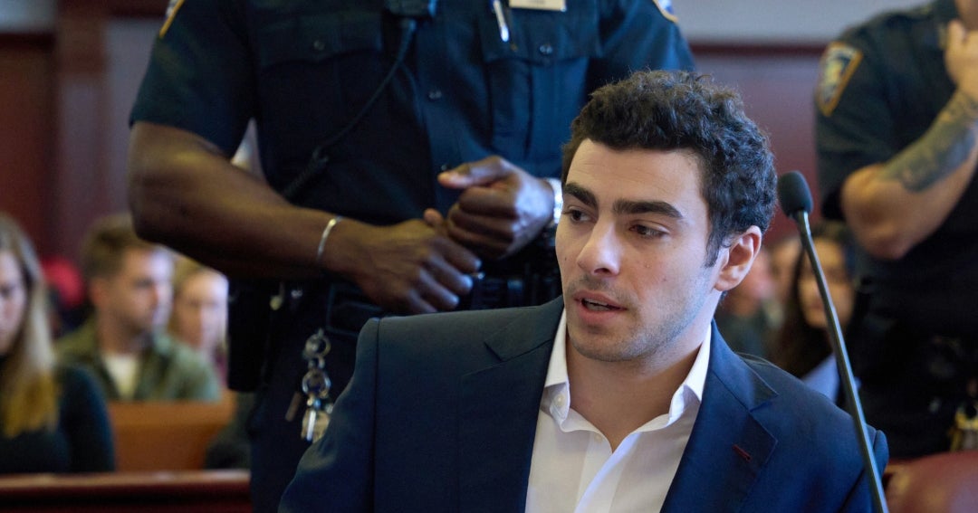 El juicio federal de Mangione por el asesinato de Thompson se pospone hasta 2027