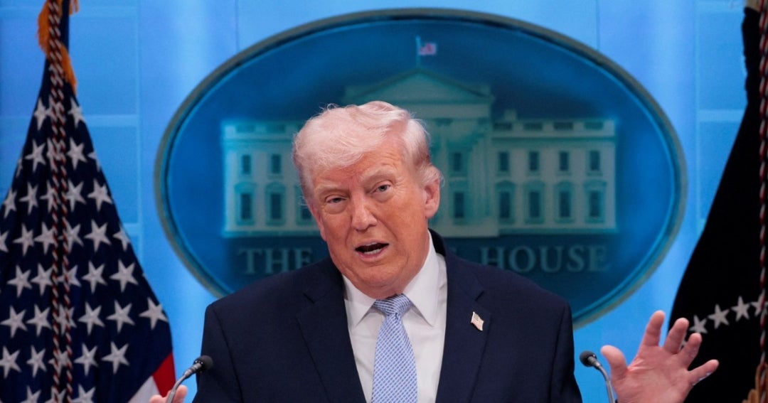 Trump reiteró su amenaza de bombardeos generalizados en Irán tras el plazo límite