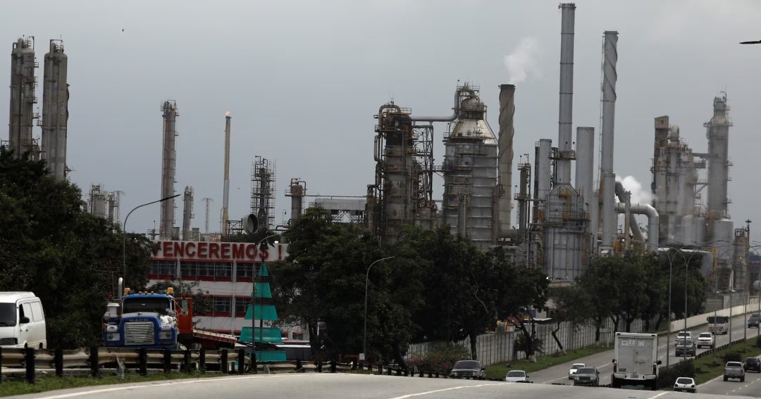 Las refinerías venezolanas operan a 31% de su capacidad, o 399.000 barriles por día
