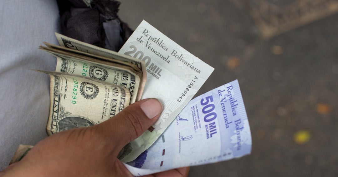 Venezuela impulsa las ventas de dólares para frenar la caída del bolívar tras Maduro