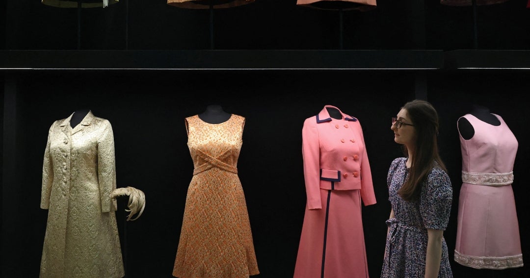 Buckingham abre el armario de una reina, la exposición que convierte el estilo de Isabel II en historia