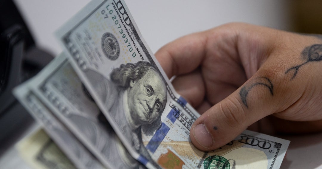 Argentina traba las operaciones para sacar dólares del país con nuevas reglas del Bcra