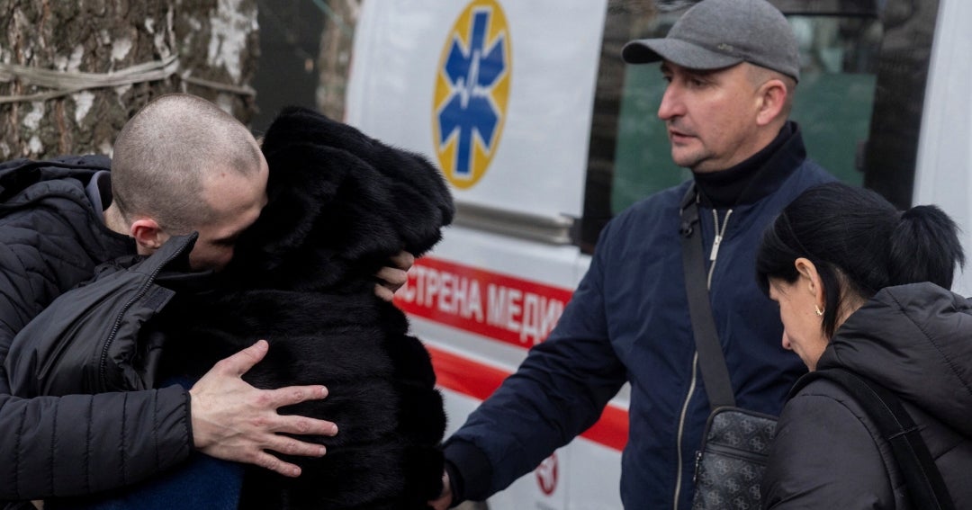 Rusia y Ucrania intercambian prisioneros de guerra antes del alto el fuego de Pascua