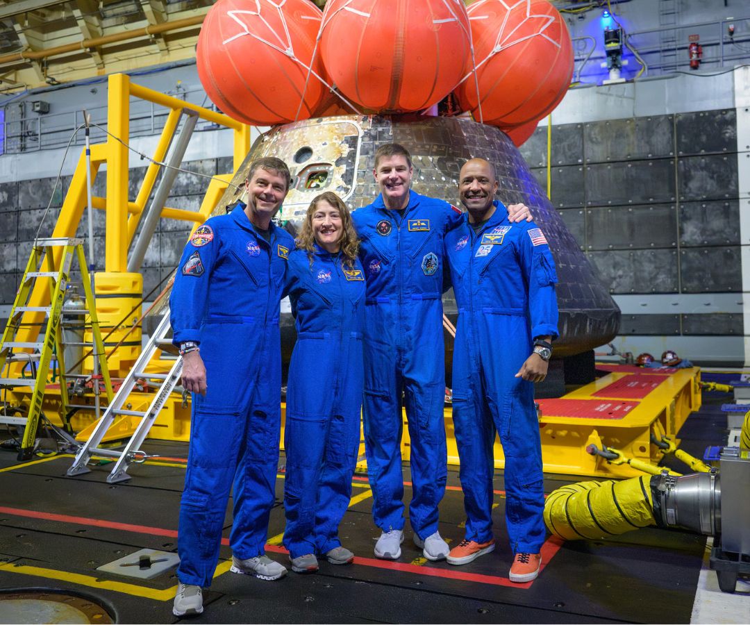 Los astronautas Reid Wiseman, Christina Koch, Jeremy Hansen y Victor Glover, de Artemis II, posaron para una fotografía grupal después de observar su nave espacial Orion, a la que llamaron Integrity, sobre la cubierta del buque USS John P. Murtha tras su amerizaje.