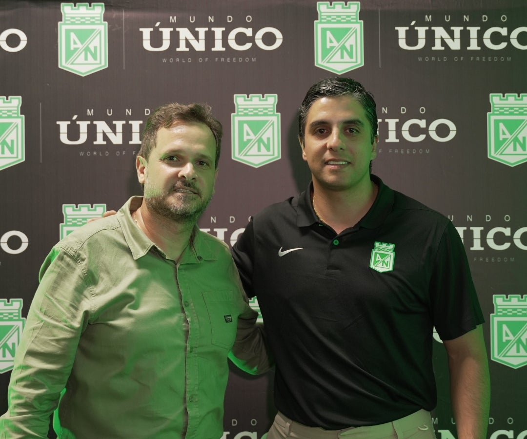 Alfonso Bernal, gerente Mundo Único, y Andrés Restrepo, director de Mercadeo Atlético Nacional