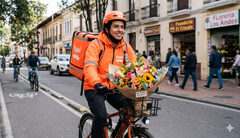 Domiciliario de Rappi con encargo de flores