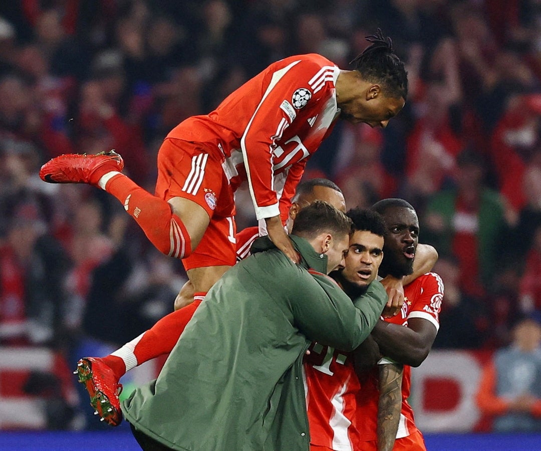 Lucho Díaz y su equipo celebrando su gol