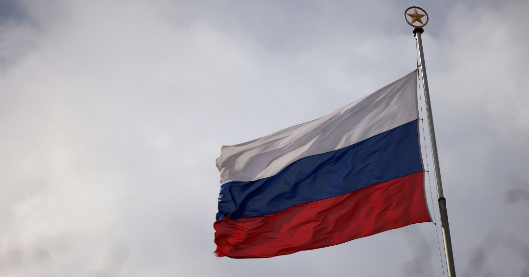 Ingresos de Rusia por petróleo y gas caerían 22% en abril, según cálculos de Reuters