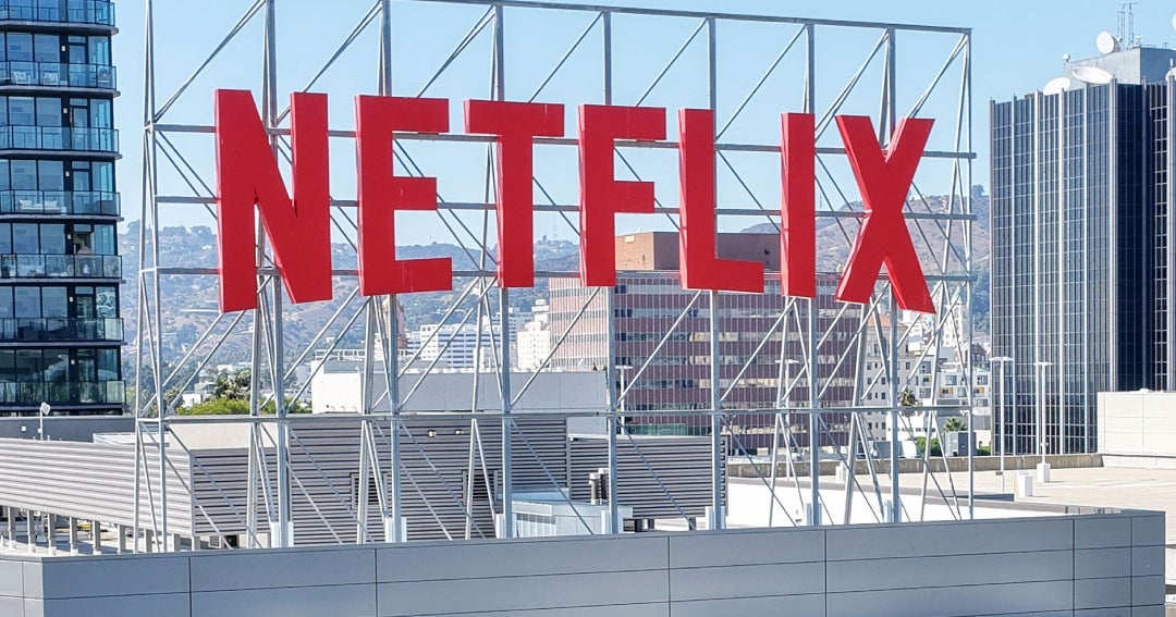 Acciones de Netflix se desploman ante las decepcionantes previsiones; Hastings dimite