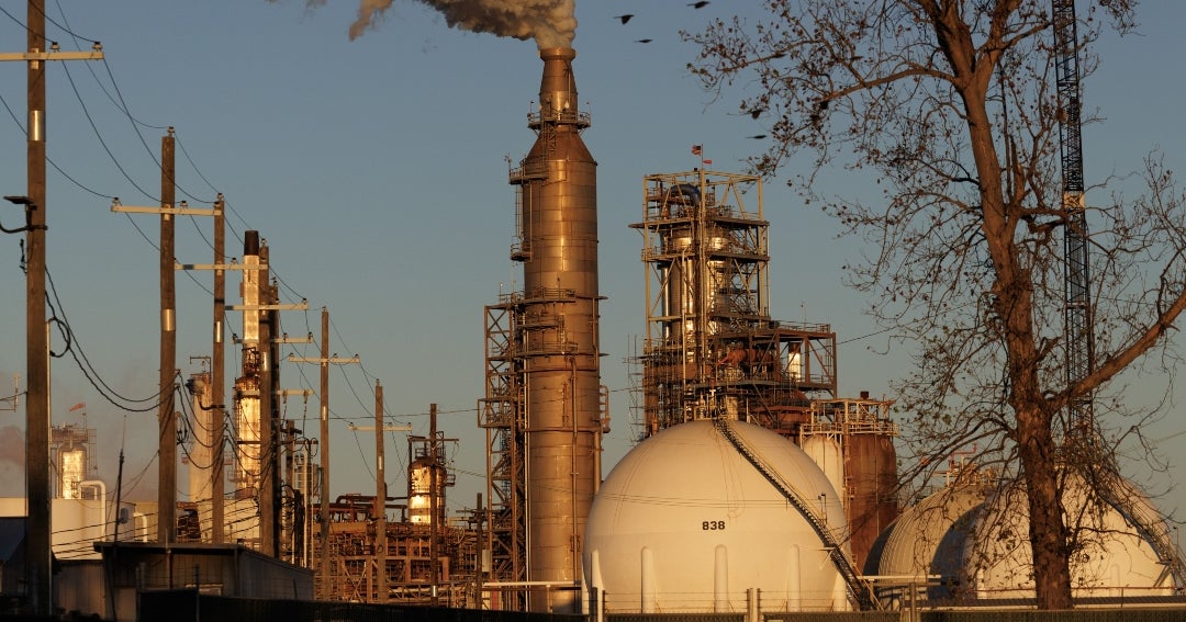 Precios del petróleo y el gas se desploman por anuncio de Irán de reapertura de Ormuz