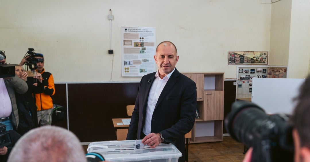 Bulgaria vota en sus octavas elecciones desde 2021 con Radev buscando romper bloqueo político