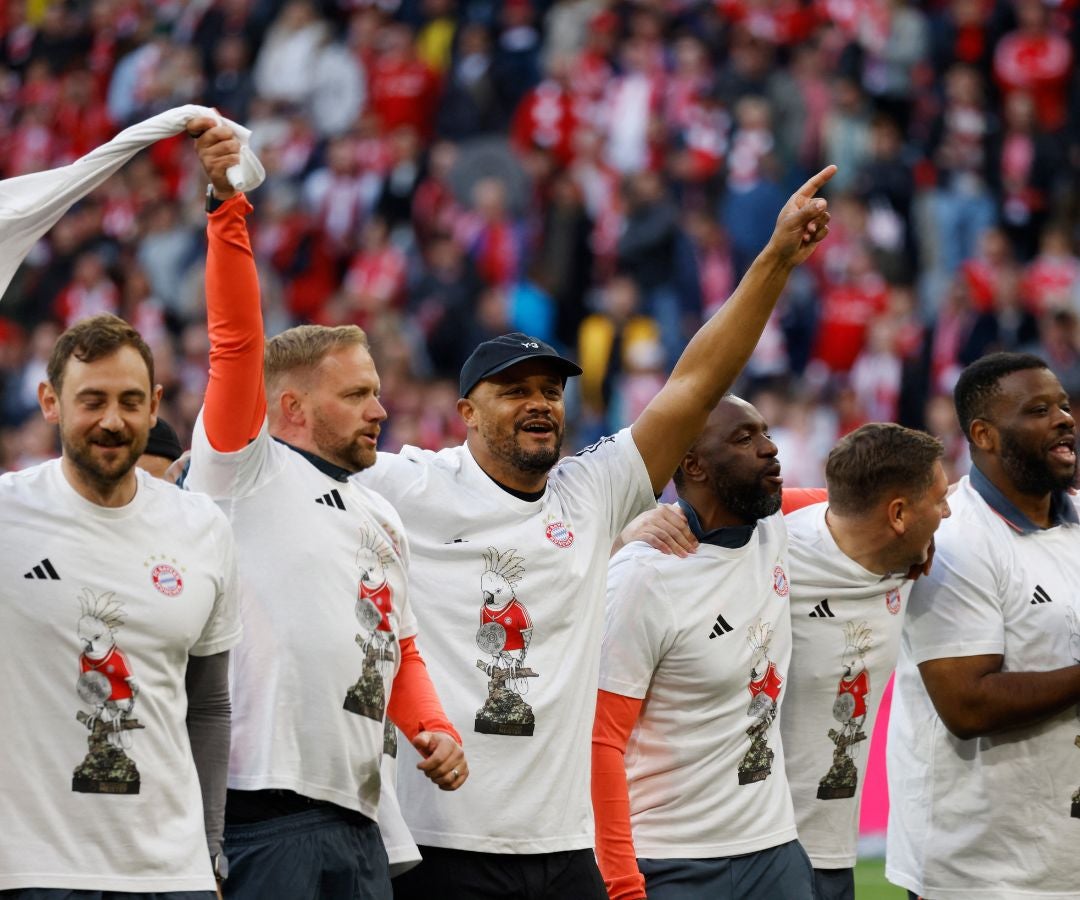 El entrenador del Bayern Munich , Vincent Kompany, celebra tras ganar la Bundesliga