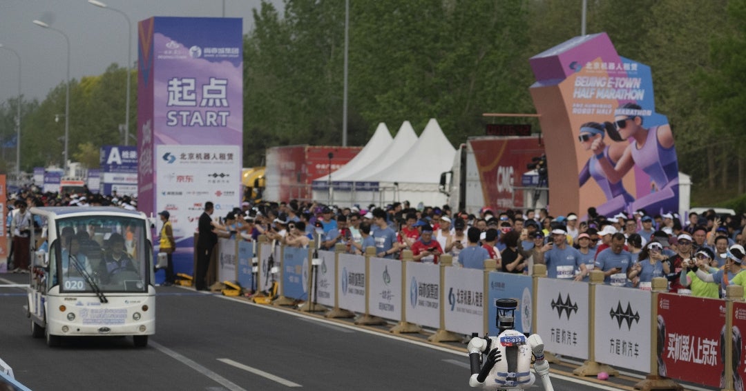 Media maratón de 50 minutos de robot chino demuestra ritmo del progreso de la IA