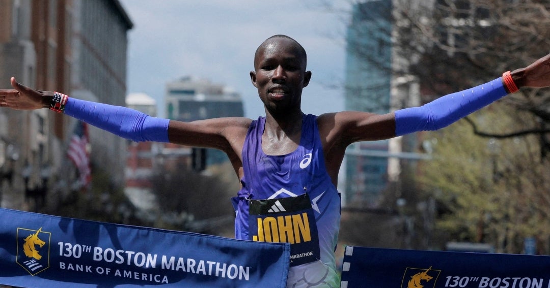 John Korir, imparable, rompe récord del circuito y gana el Maratón de Boston 2026