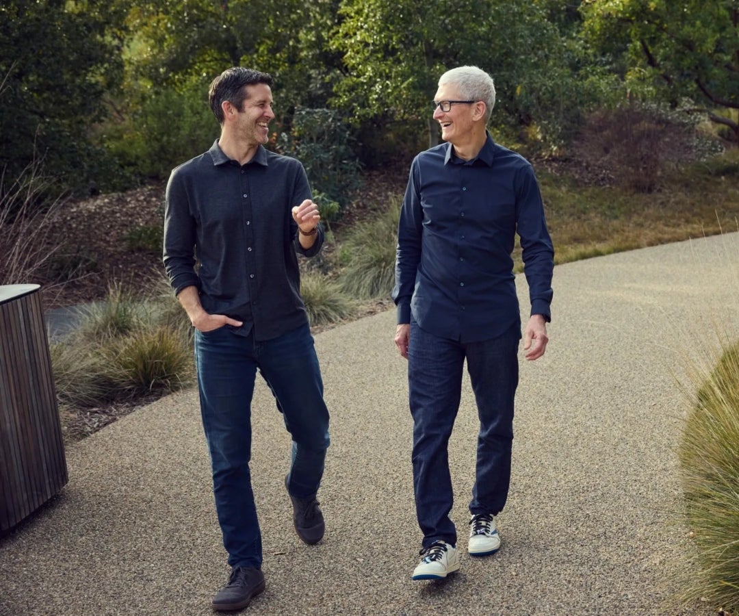 Quién es John Ternus, el sustituto de Tim Cook que estará al frente de Apple