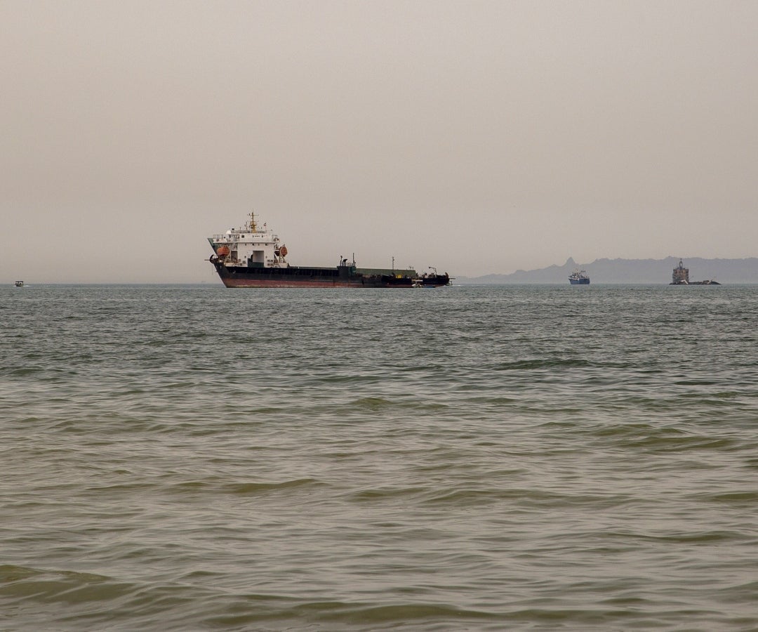 Irán ataca buques en el estrecho de Ormuz mientras la Armada EE.UU. intercepta petroleros