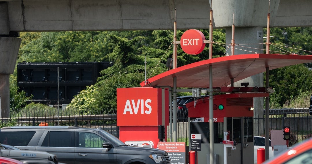 Avis se desploma 70% en dos días, provocando una cascada de suspensiones de cotización