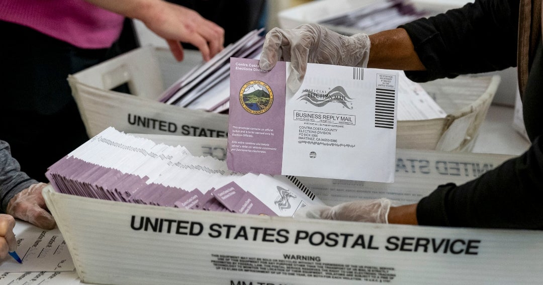 Los opositores a Trump presionan para bloquear las restricciones al voto por correo