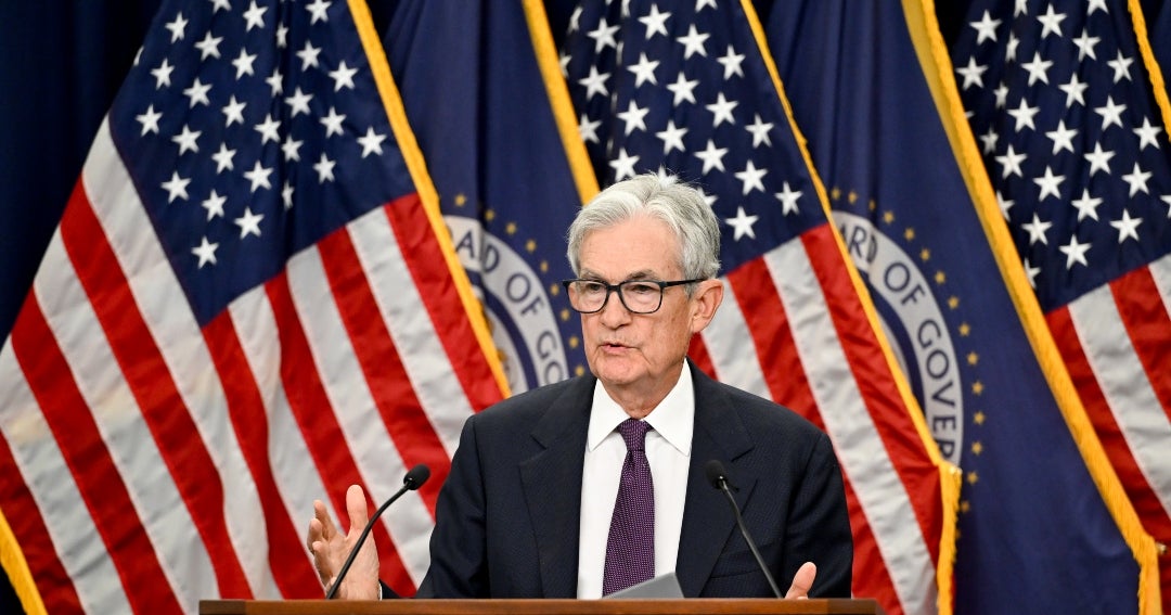 Funcionarios de la FED divididos, mantienen tasas y Powell seguirá como gobernador