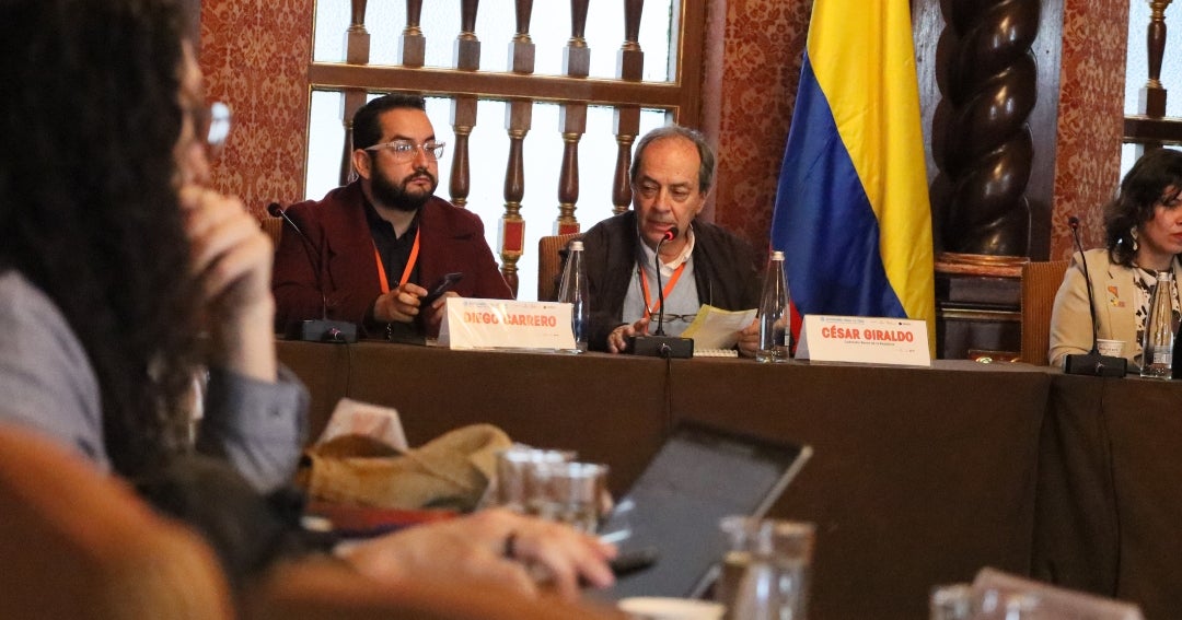 Gobierno colombiano enfrenta bloqueos en reformas fiscales