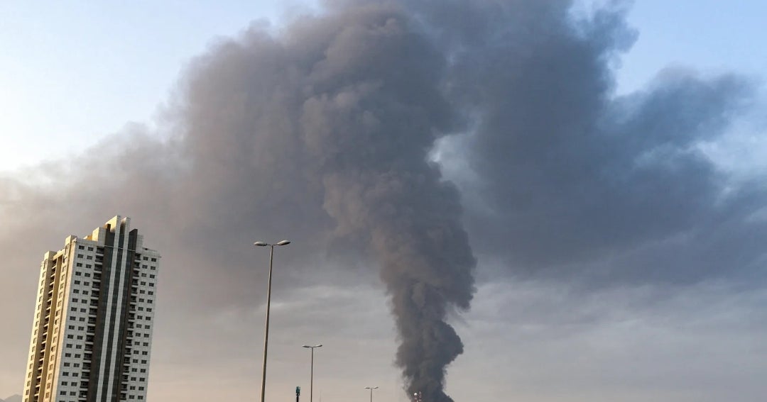 Tensión en Ormuz, tras ataque aéreo impactó terminal petrolera emiratí VTTI en Fuyaira