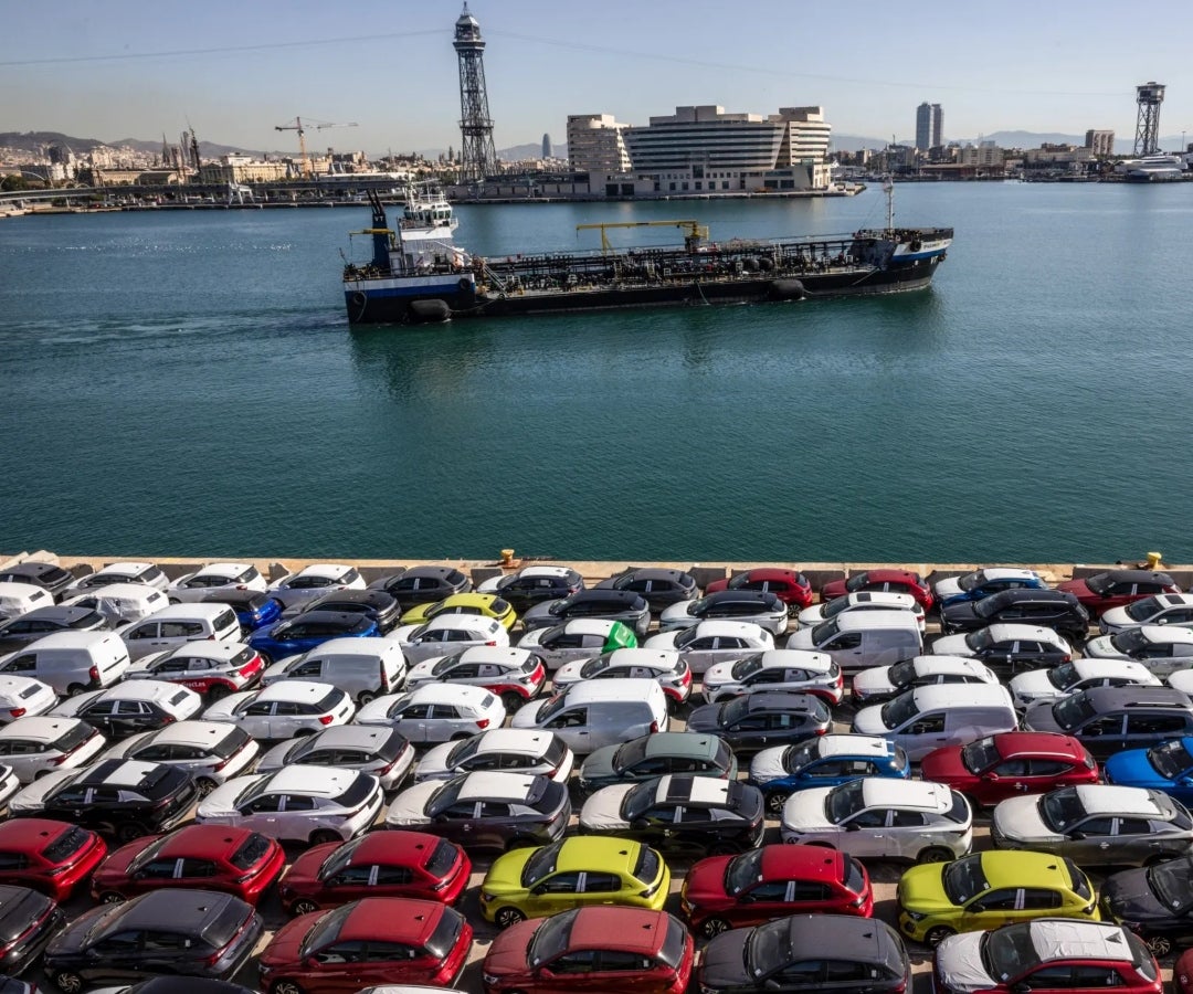 Automóviles en embarcación