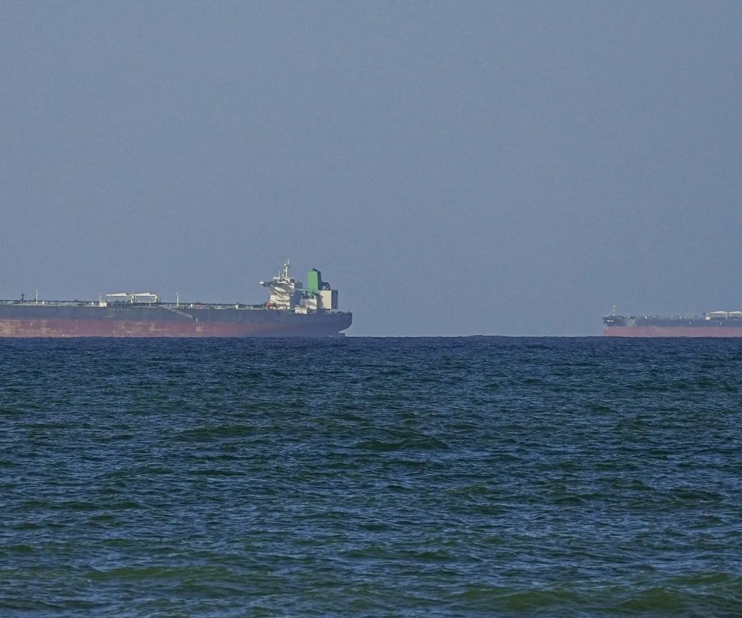 EE.UU. e Irán intercambian disparos en el Golfo, poniendo en peligro el alto el fuego