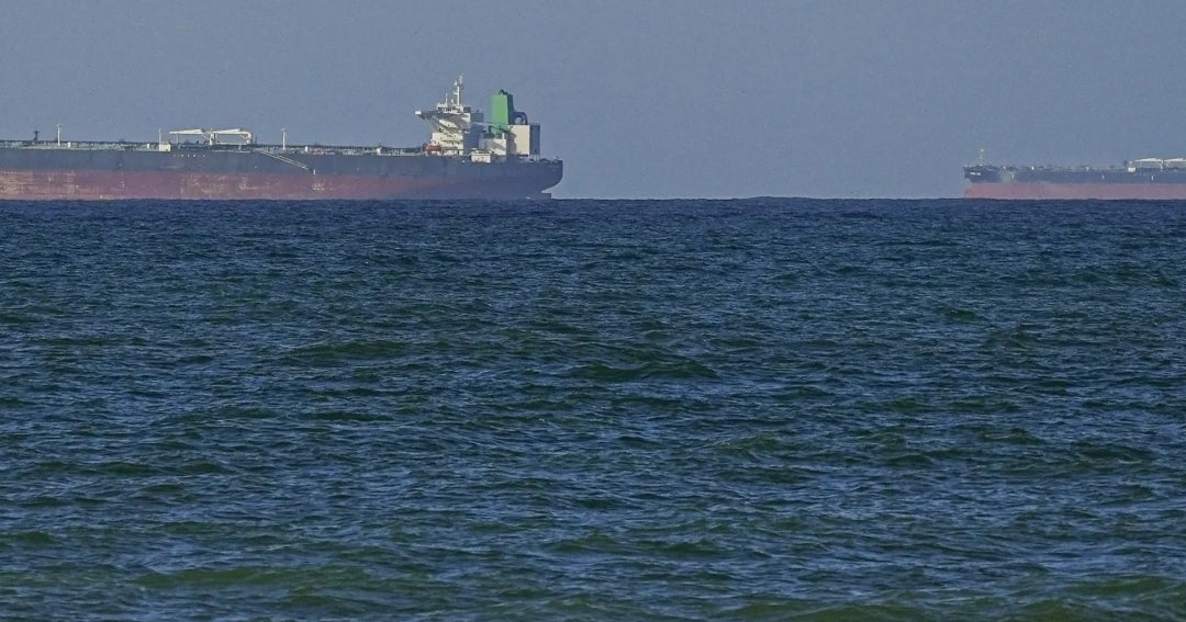 EE.UU. e Irán intercambian disparos en el Golfo, poniendo en peligro el alto el fuego
