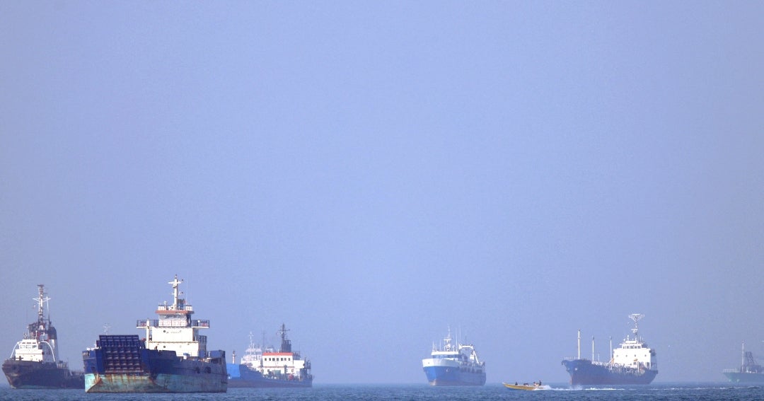 EE.UU. e Irán intercambian disparos en el Golfo y ponen en riesgo su cese el fuego